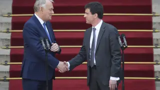 Valls y Ayrault, durante el traspaso de poderes