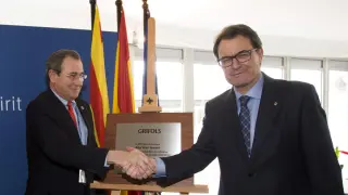 El presidente de la Generalitat Artur Mas (d), y el presidente de Grifols, Víctor Grifols