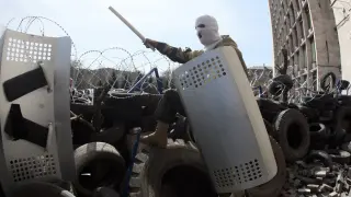 Un manifestante prorruso ante la sede del Gobierno de Donetsk
