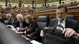 Rajoy, junto a varios de sus ministros en el Congreso