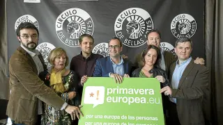 Ángela Labordeta (tercera por la derecha), con sus compañeros de la candidatura 'Primavera Europea'.