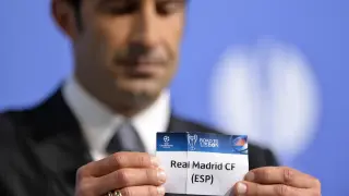 Figo sostiene la papeleta del Real Madrid