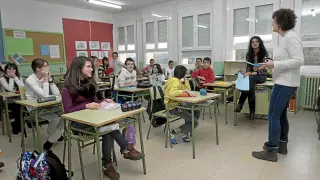 Alumnos de un instituto de la provincia escuchan a su profesora.