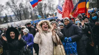 Manifestantes prorrusos en Lugansk