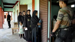 Mujeres indias musulmanas se disponen a votar en el norte de Agartala