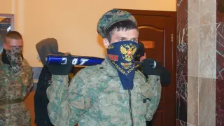 Un miembro de las milicias prorrusas, con un bate de beísbol