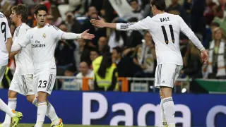 El jugador galés del Real Madrid Gareth Bale (d) felicita a Isco tras marcar el tercer gol ante el Almería.