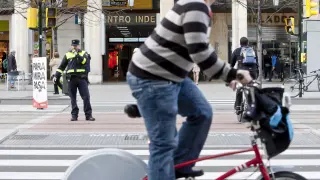 El Observatorio de la Bicicleta propone que los ciclistas puedan saltarse algunos semáforos