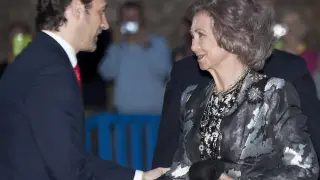 La Reina Doña Sofía saluda al presidente del Gobierno Balear, José Ramón Bauzá (i), a su llegada a la catedral de Palma de Mallorca.