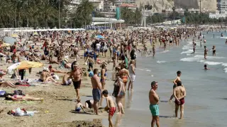 Miles de turistas en la playa en Alicante