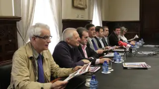 Los alcaldes de los municipios premiados con el presidente de la Diputación