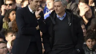 Poyet charla amistosamente con Mourinho