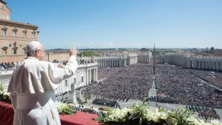 El Papa Francisco dando la bendición Urbi et orbi.