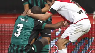 El centrocampista del Rayo Vallecano Roberto Trashorras (d) intenta consolar al defensa brasileño del Real Betis Paulão Santos.