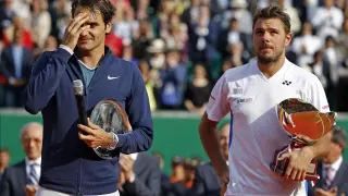 Wawrinka y Federer, con sus trofeos