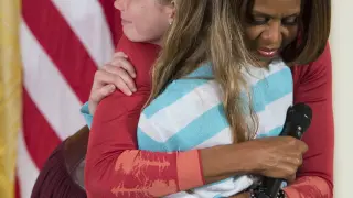 Michelle Obama abrazando a la niña