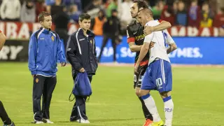 Juanfran consuela a Apoño, tras el descenso del Real Zaragoza