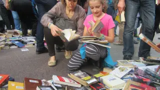 'Bookcrossing' en la plaza del Pilar