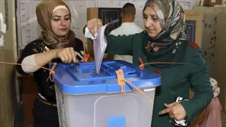 Una mujer vota en un colegio electoral de Bagdad