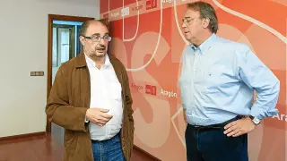 Lambán y Peréz Anadón, ayer, en la ejecutiva regional del PSOE en la que se habló del déficit.