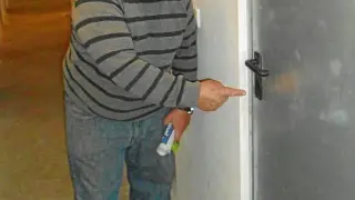 José Orozco, uno de los afectados, muestra la cerradura forzada.