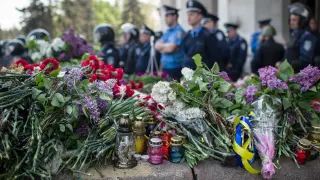 Flores en memoria de los fallecidos el viernes en la Casa de los Sindicatos de Odesa