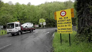 El paso del Portalet está cerrado desde el miércoles para los camiones y ayer era visible el cartel en la frontera: "La RD 934 prohibida a los vehículos pesados de más de 12 toneladas en el sentido España-Francia".