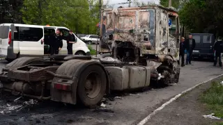 Restos de un camión incendiado este lunes en Slaviansk