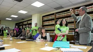 Las familias sin plaza escolar acudieron ayer con camisetas verdes al sorteo celebrado en Zaragoza