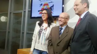 Pilar Valero, con el director de Deportes, Félix Brocte y Jesús Aznar, del CAI Zaragoza.