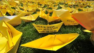 Barcos de papel en recuerdo de los más de 300 fallecidos