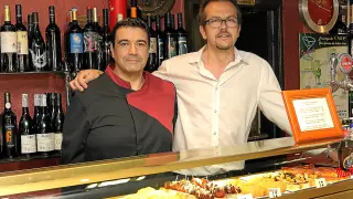 Manuel Bona y Gaspar Tundidor, en la barra del bar El Fútbol, de Zaragoza.