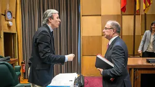 El concejal del PP Jorge Azcón, a la izquierda, conversa con el vicealcalde, Fernando Gimeno