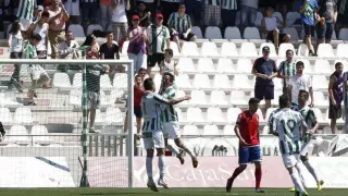 Los jugadores del Córdoba celebran el tanto inicial