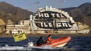 Greenpeace marca de negro el hotel Algarrobico