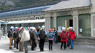 Un grupo de turistas en la estación de Canfranc