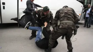 Un asesor del primer ministro turco pateando a un manifestante