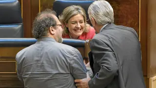La ministra Isabel García Tejerina, ayer con los diputados aragoneses Chesús Yuste (CHA), a la izquierda, y Santiago Lanzuela (PP)