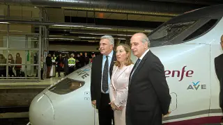 La ministra de Fomento, Ana Pastor, junto al ministro de Transportes francés, Frederic Cuvilier (izda.).