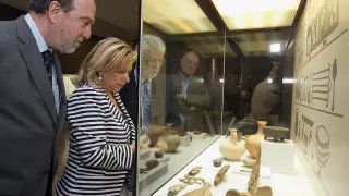 El director del Museo de Zaragoza y Dolores Serrat contemplan algunas piezas de la exposición