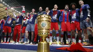 Los jugadores del Bayern con la Copa de Alemania