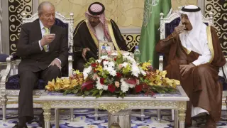 Juan Carlos (i) conversa con Salman bin Abdulaziz al Saud (d), príncipe heredero y ministro de defensa saudí.