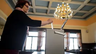 Un mujer vota en el referéndum de Suiza