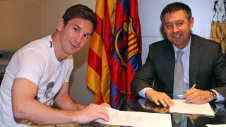 Messi y Bartomeu firman el nuevo contrato