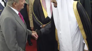 El Rey saluda al príncipe heredero de Arabia Saudí