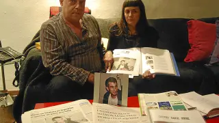 Manuel Luque y Roser Ríos, en 2012, con fotos de su hijo fallecido.