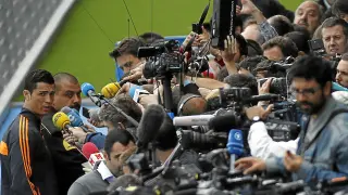 Cristiano Ronaldo atiende a parte de la prensa desplazada ayer a Valdebebas.