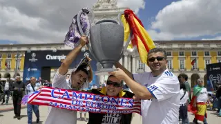 Aficionados del Madrid y del Atlético en Lisboa