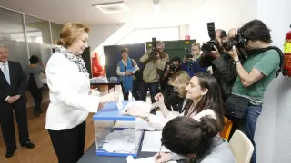 La presidenta de Aragón, Luisa Fernanda Rudi, ha votado en Zaragoza