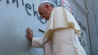 El papa Francisco rezando ante el muro de segregación erigido por Israel